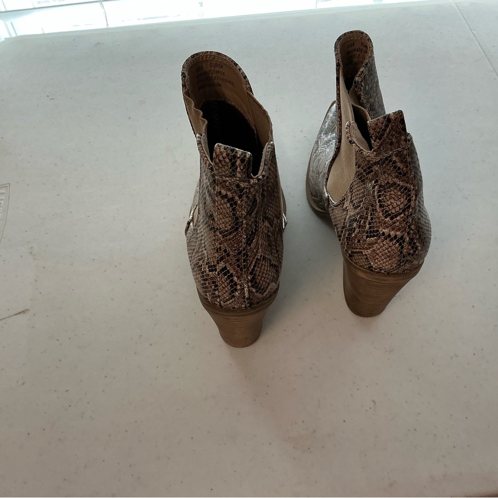 Stylish Snakeskin Pattern Ankle Booties - Picture 4 of 5
